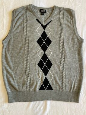 Trust Men’s Gray V-Neck Sweater Vest Black White Argyle Dimond Pattern Size L